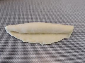 翻面，底部压平，从上往下卷。