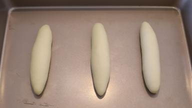 分别做好放入烤盘内，发酵箱设置35度，湿度80度，发酵30分钟。