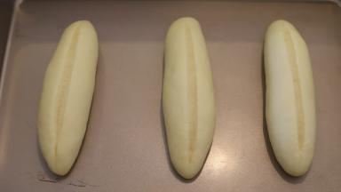 发酵好的面包胚用锋利的小刀从中间浅浅的切一条。