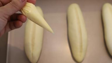 黄油软化装入裱花袋内，剪一小口。
