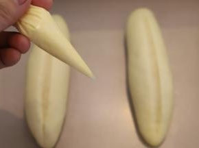 黄油软化装入裱花袋内，剪一小口。