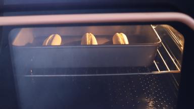 烤箱预热170度，上下火，中层，烘烤时间为20分钟。