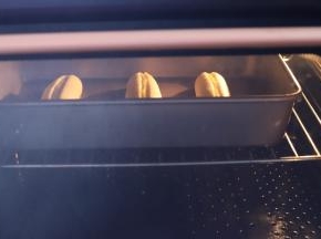 烤箱预热170度，上下火，中层，烘烤时间为20分钟。