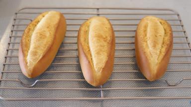 出炉的面包胚马上移至晾架上放至手温时装入保鲜袋保存。