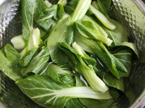 油菜洗干净控一下水分。