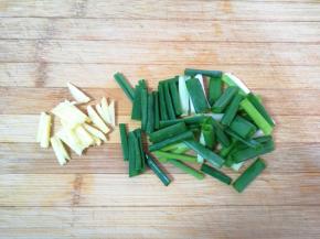 生姜切成丝，小葱切成段。