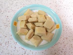 小豆腐自然解冻。