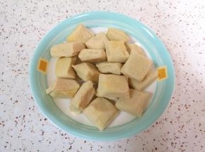 小豆腐自然解冻。