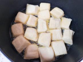 炸锅里倒多一点食用油烧热，放入小豆腐。