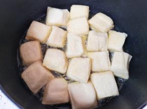 炸锅里倒多一点食用油烧热，放入小豆腐。