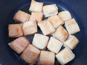 中小火炸至两面金黄，盛出备用。