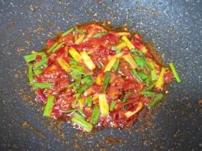 加入一勺豆瓣酱炒出香味。