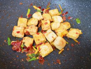 下入炸好的小豆腐翻炒均匀。