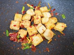 下入炸好的小豆腐翻炒均匀。