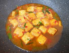 加入开水烧开，小火煮至豆腐变软，让豆腐充分的吸收酱汁。