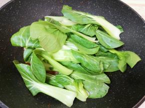 下入油菜翻炒均匀。