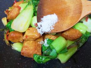 放糖中和一下豆瓣酱的咸味。