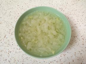 干银耳提前泡发。