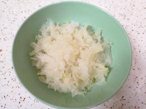 洗干净撕碎备用。