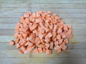 红薯去皮切成小丁。