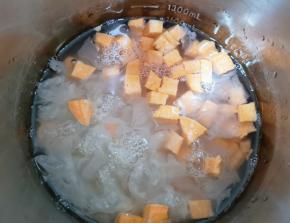 将红薯和银耳一起放进豆浆机，加入纯净水和糖。