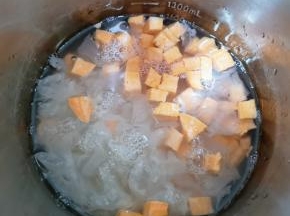 将红薯和银耳一起放进豆浆机，加入纯净水和糖。
