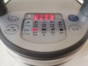 选择豆浆机的“营养米糊”功能启动。