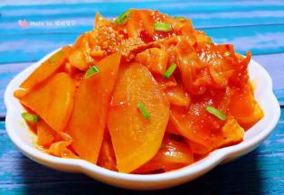 五花肉辣白菜炒土豆片装入盘中撒上葱花瞬间颜值爆棚