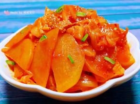 五花肉辣白菜炒土豆片装入盘中撒上葱花瞬间颜值爆棚