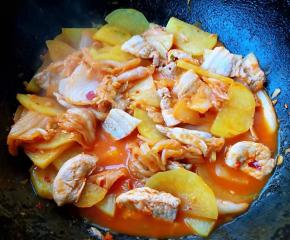 大火将辣白菜和五花肉土豆片炒匀也可以添加少许清水防止火急粘锅