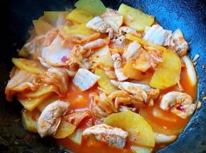 大火将辣白菜和五花肉土豆片炒匀也可以添加少许清水防止火急粘锅