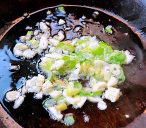 锅中倒入底油加热放入葱姜蒜爆香