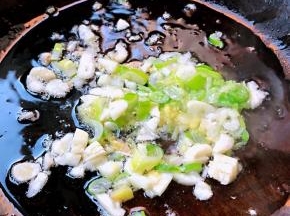 锅中倒入底油加热放入葱姜蒜爆香