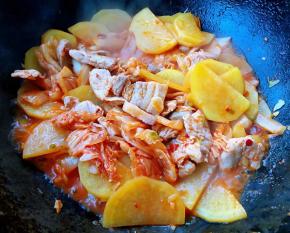 汤汁几乎没有时放入味精提鲜即可出锅享用