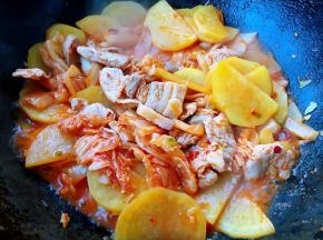 汤汁几乎没有时放入味精提鲜即可出锅享用