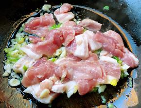放入五花肉片大火快速翻炒