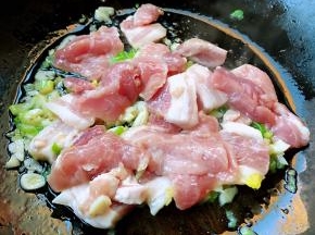 放入五花肉片大火快速翻炒