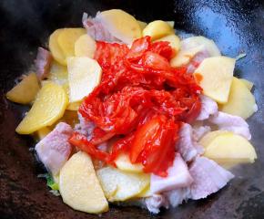 放入剪好的辣白菜