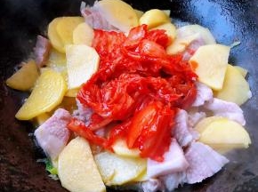 放入剪好的辣白菜