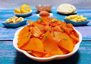 五花肉辣白菜炒土豆片做起来方便快捷是上班族的首选美味