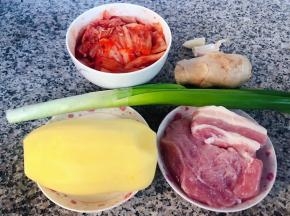 准备原材料五花肉、辣白菜切成小段、土豆去皮洗净、葱、姜、蒜