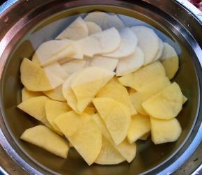 土豆切片在清水中浸泡十分钟后洗净沥干水份