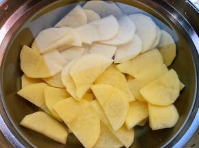 土豆切片在清水中浸泡十分钟后洗净沥干水份