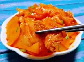 辣白菜和五花肉土豆片混搭着入口就是完美的搭配口感酸辣香浓
