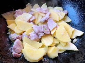 五花肉炒至变色放入土豆片翻炒均匀