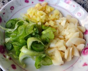 葱姜蒜切好备用
