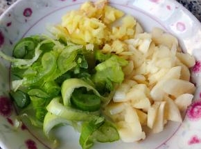 葱姜蒜切好备用
