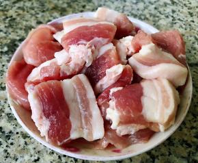 五花肉切成片状