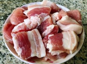 五花肉切成片状