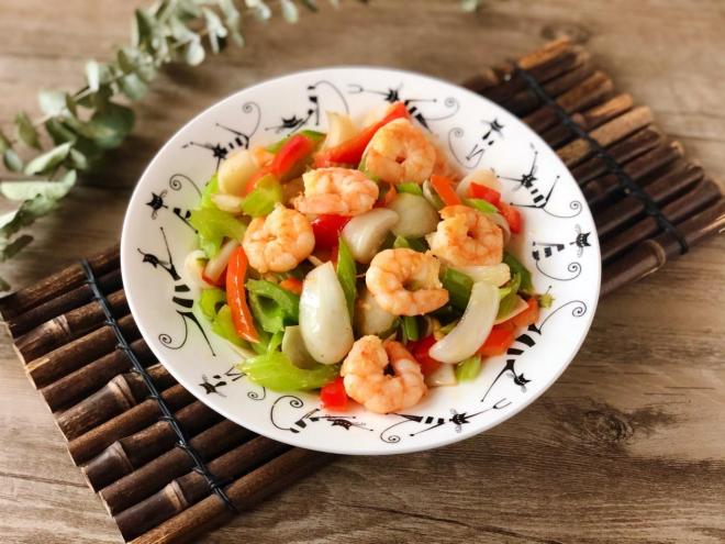 西芹百合炒虾仁，健康绿色低脂的美味